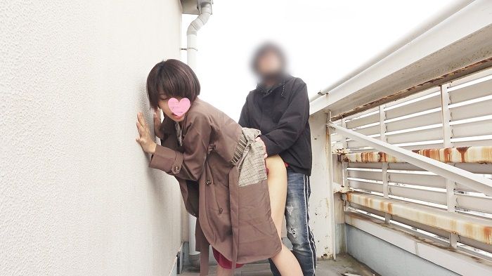 独占販売 【無・素人個撮】気が強い性格の娘をリモバイを装着し街中に連れ出し嫌がりながらも羞恥露出からのビルの屋上で喘ぎまくりの青姦中出し！オチンチンが欲しくても素直に言わないので快楽に溺れさせ懇願の2回中出し！